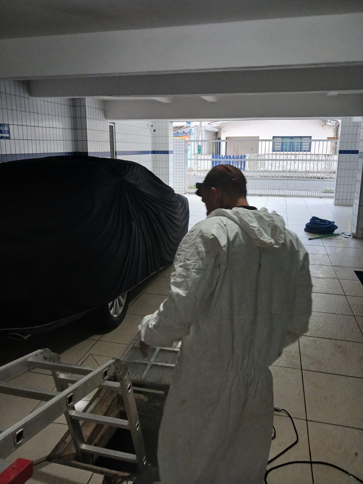 Profissional da C.A TEC Ambiental em operação técnica com equipamento de campo