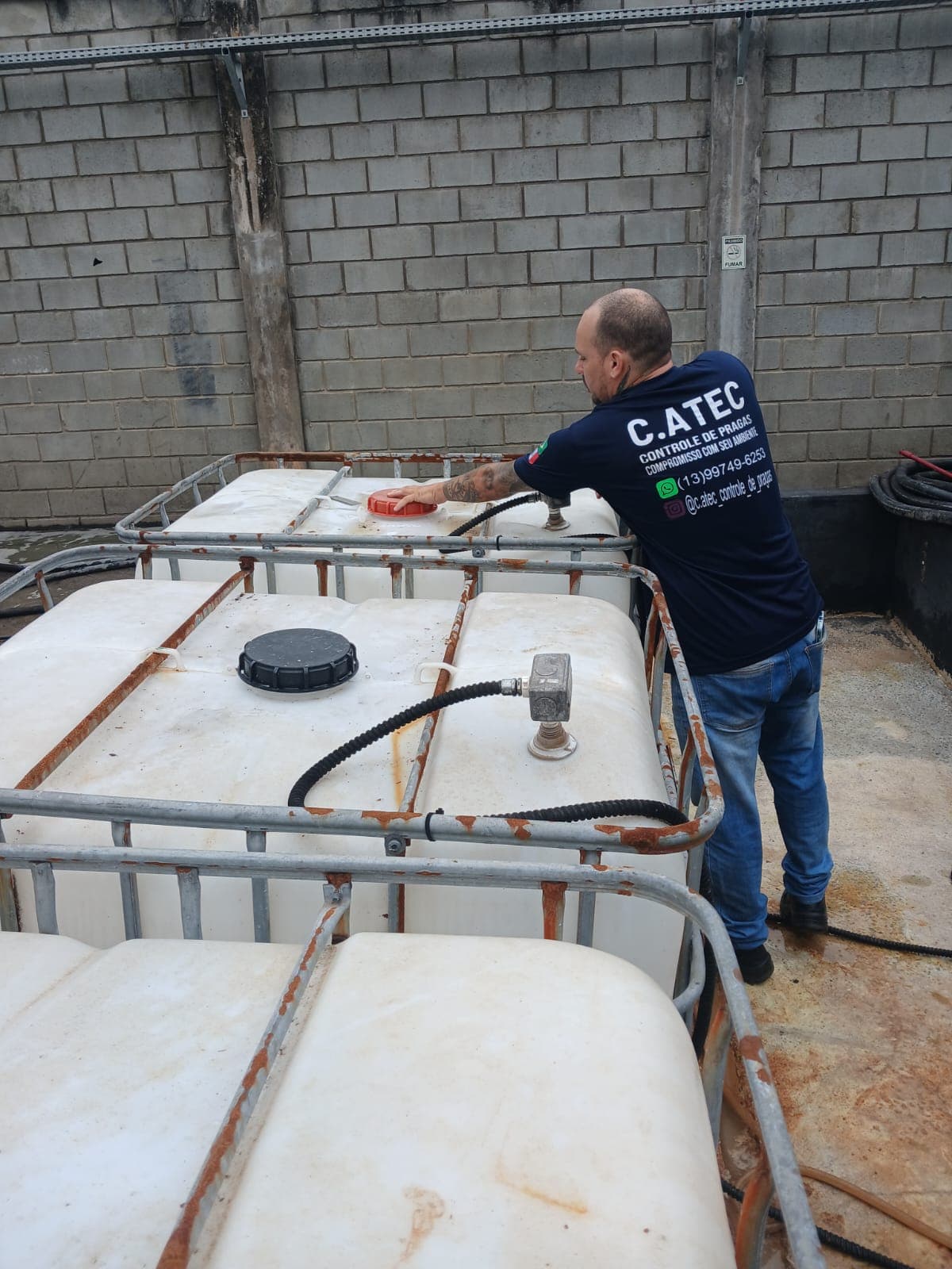 Técnico da C.A TEC Ambiental realizando serviço técnico em local externo